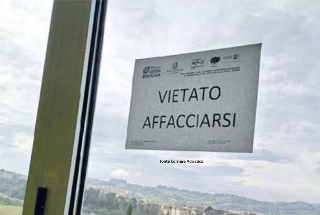 Liceo Savoia, spuntano cartelli sugli infissi: "Vietato affacciarsi"